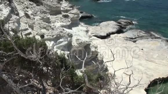 白色的悬崖和蓝色的大海地中海塞浦路斯海岸塞浦路斯岛美丽的海洋景观和岩石视频的预览图