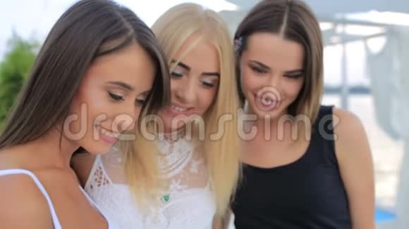 三个漂亮的女孩自拍女孩用智能手机拍照视频的预览图