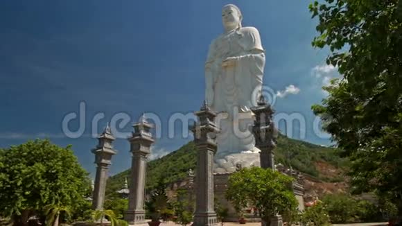 关闭大白佛雕像高柱在寺庙公园视频的预览图