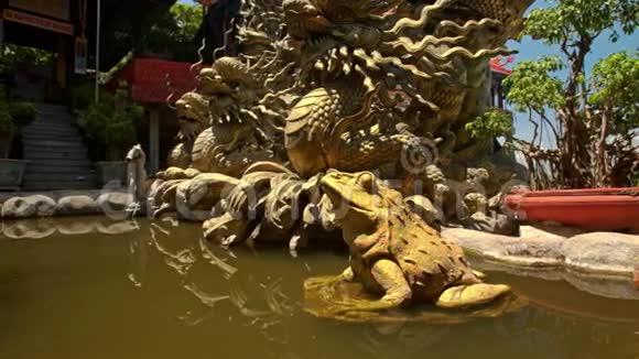 池塘佛寺公园大型金龙头雕塑视频的预览图