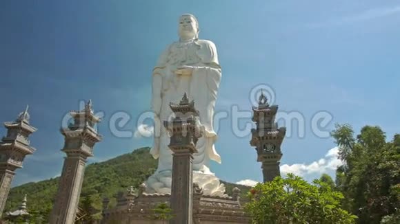 关闭大白佛雕像高柱在寺庙公园视频的预览图