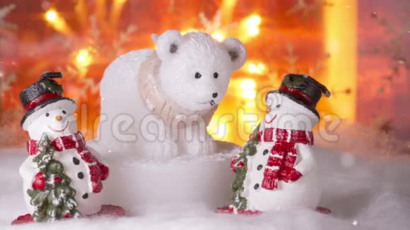 三个微笑的雪人在雪地里新年快乐圣诞节视频的预览图