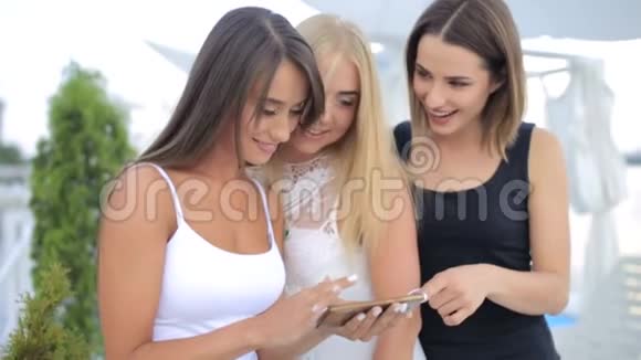三个漂亮的女孩自拍女孩用智能手机拍照视频的预览图