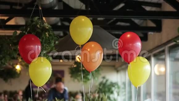 派对上五颜六色的气球视频的预览图