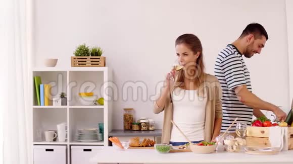 快乐的一对夫妇做饭在家玩得开心视频的预览图