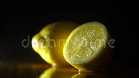 黑背景下的果汁柠檬和水滴视频的预览图