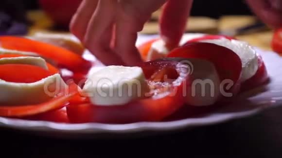 番茄和马拉奶酪沙拉特写视频视频的预览图