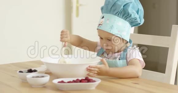可爱的幼儿在搅拌碗视频的预览图