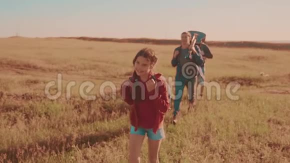 快乐的家庭蚊子走慢动作视频行走在大自然男孩女孩和妈妈的野外徒步旅行生活方式之旅视频的预览图