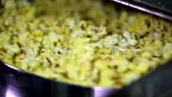 打开旋转自动爆米花制作机的盖子全焦糖甜奶酪玉米种子在里面弹出关闭视频的预览图