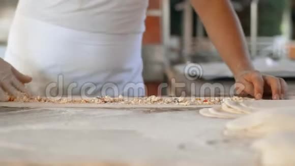 一个男人准备美味的传统土耳其蛋糕皮达4k视频的预览图