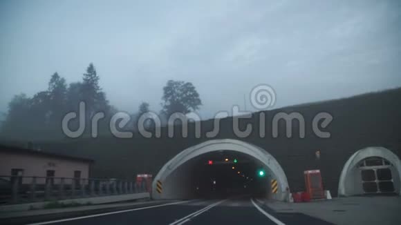 在沿海公路上驾驶汽车穿过隧道视频的预览图