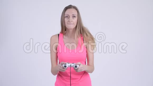 金发女人玩游戏的肖像视频的预览图