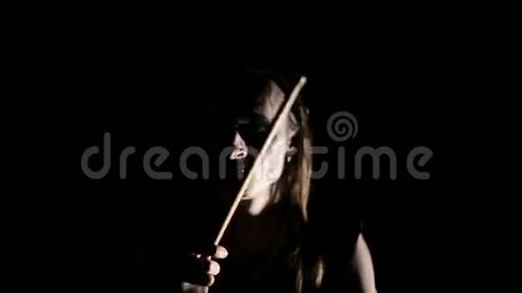 黑色金属乐队的鼓手关闭黑暗背景慢动作视频的预览图