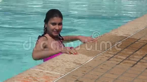 女人从游泳池爬出来视频的预览图