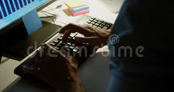 年轻的高加索男性高管在现代办公室的办公桌上电脑工作的侧视图视频的预览图
