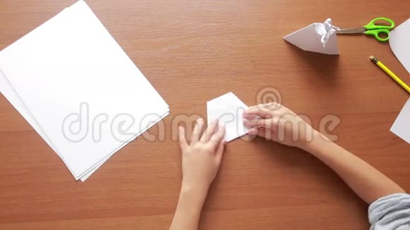 小男孩画纸艺术折纸爱好手工艺顶部视图视频的预览图