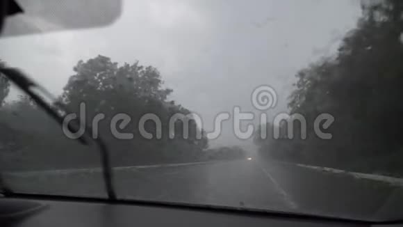 汽车雨刷在行驶过程中从挡风玻璃上清除大雨视频的预览图