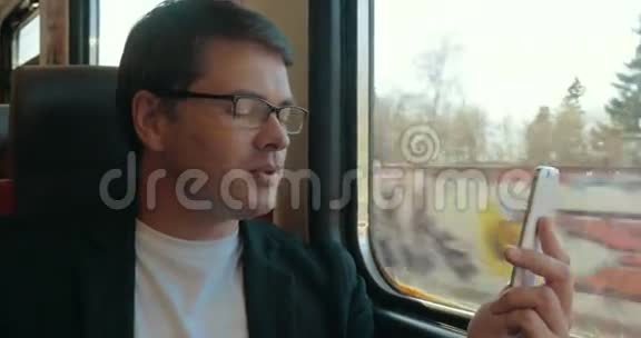 年轻人在火车上的手机上聊天视频的预览图