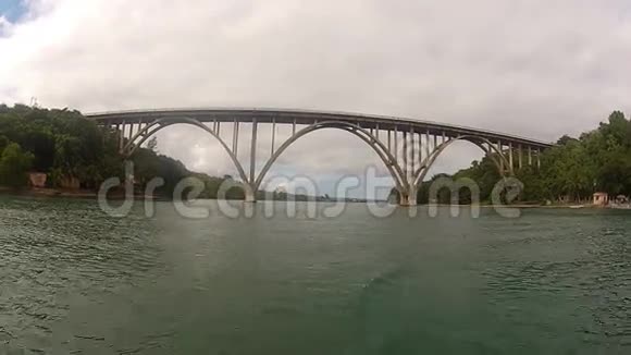 河上的高桥视频的预览图