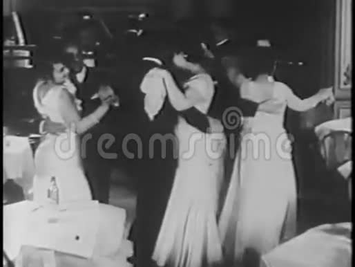 20世纪30年代当乐队演奏时在夜总会跳舞的夫妇视频的预览图