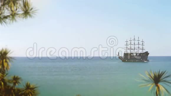 在热带岛屿泻湖公路上的海盗船视频的预览图