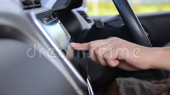 在汽车上使用触摸屏监视器近距离拍摄男子手视频的预览图