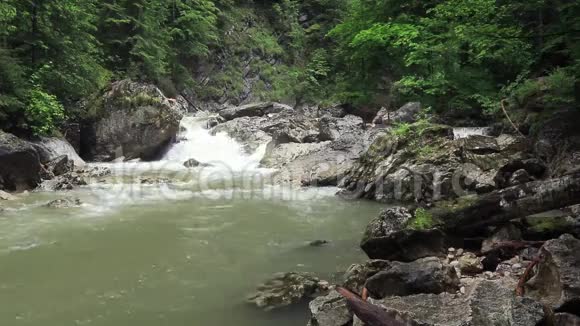 徒步旅行者拍摄瀑布然后自拍视频的预览图