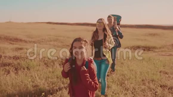 快乐的家庭蚊子走慢动作视频行走在大自然男孩女孩和妈妈的野外徒步旅行生活方式之旅视频的预览图
