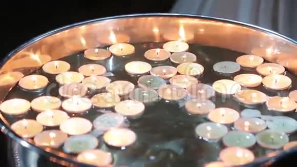 许多燃烧的蜡烛倒映在水中视频的预览图