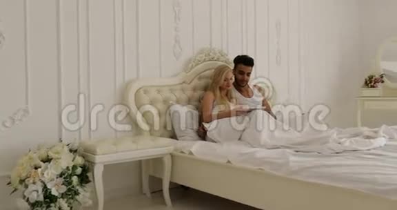 双人卧床使用平板电脑混种男女笑早卧室视频的预览图