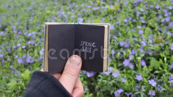 春天的销售理念用文字写书用蓝色的花朵写春田视频的预览图