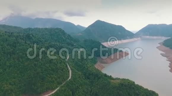 沿途蜿蜒的柏油路群山和河流的风景视频的预览图