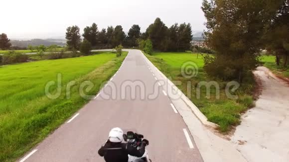 骑着Enduro摩托车骑在曲线路上的摩托车视频的预览图
