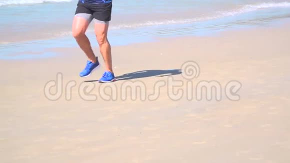 泰国普吉岛邦涛海滩上穿着跑鞋和短裤跑步的男子视频的预览图