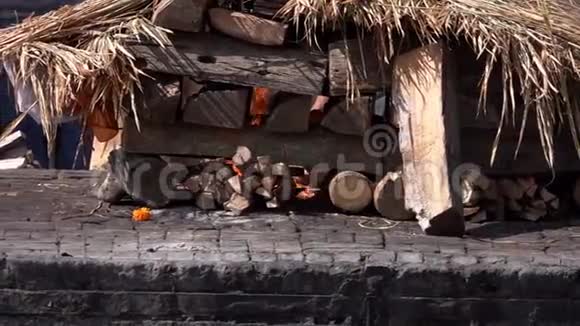 尼泊尔加德满都Pashupatinath寺举行的人类火化仪式视频的预览图