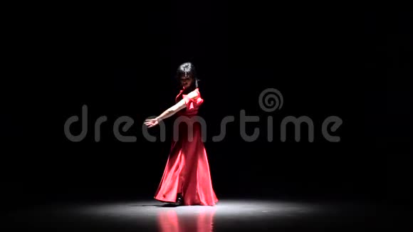弗拉门戈舞者在性舞中用双手表演优雅的动作黑色背景慢动作视频的预览图