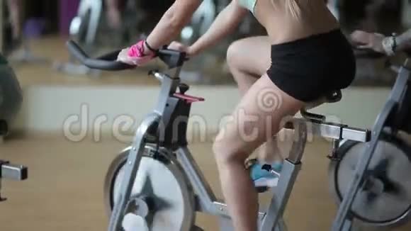 年轻女孩骑自行车锻炼视频的预览图