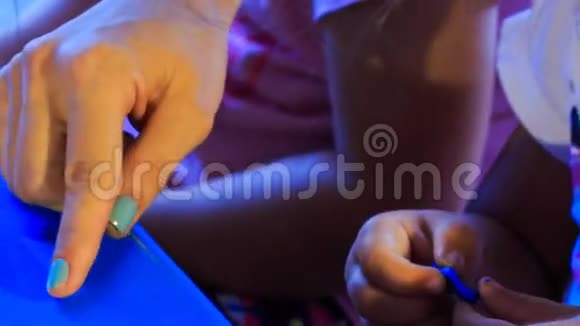 儿童和母亲的手塑玩具动物视频的预览图