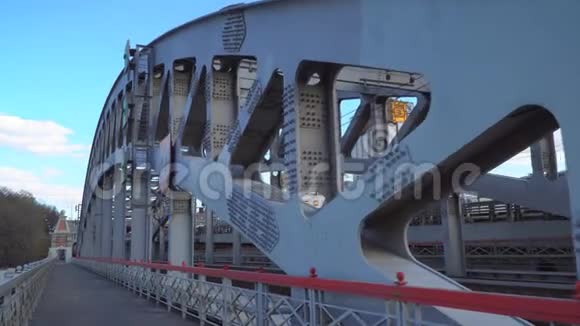 钢铁路桥梁沿线运动视频的预览图