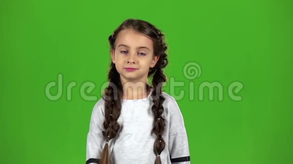 小女孩竖起大拇指绿色屏幕慢动作视频的预览图