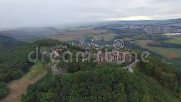 海尔芬城堡的鸟瞰图视频的预览图
