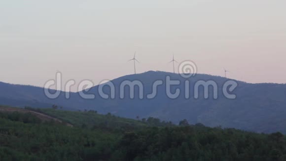 山脉和风力涡轮机景观视频的预览图