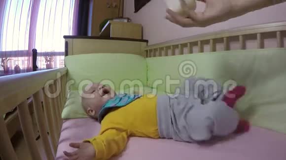 担心的婴儿用奶瓶冷静下来4K视频的预览图