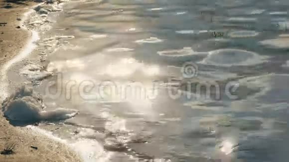 波浪在沙质海岸上翻滚视频的预览图
