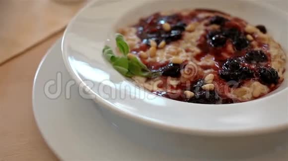 早餐谷类食品包括果酱和水果视频的预览图
