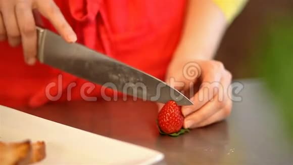 中档烹饪切片草莓视频的预览图