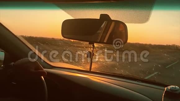 男人骑在一个自动美丽的阳光剪影日落缓慢的生活方式运动视频开车旅行视频的预览图