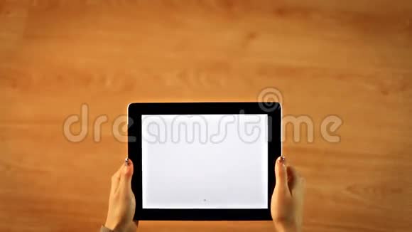 女性对平板电脑的心灵感应视频的预览图