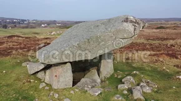 基尔克鲁尼杜门是新石器时代的纪念碑可追溯到公元前4000年至3000年之间的阿尔达拉和波尔图在多戈尔县视频的预览图